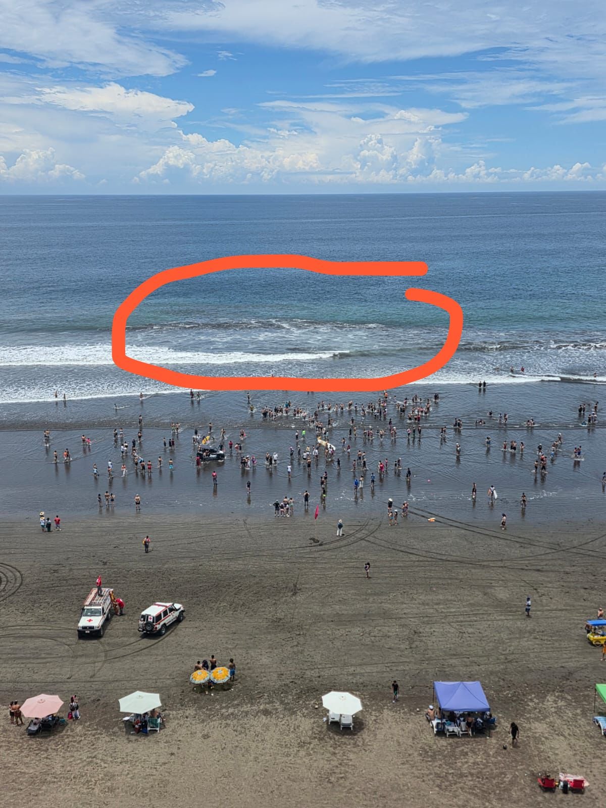 Este Viernes Santo (3 de abril) a eso de las 12 medio día, una corriente de unos 3 metros de largo atrapó al mismo tiempo a 6 personas en playa Jacó.