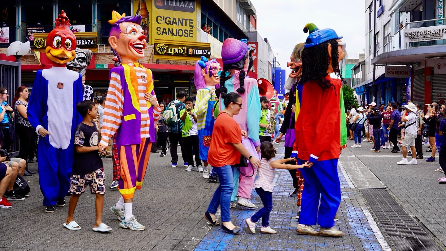 II Festival de Cimarronas y Mascaradas “Nuestros Espantos”. El domingo 26 de octubre la Avenida 4 y la Plazoleta de La Soledad se llenan de alegría, música y esas figuras tan nuestras que nos hacen reír y recordar nuestras raíces