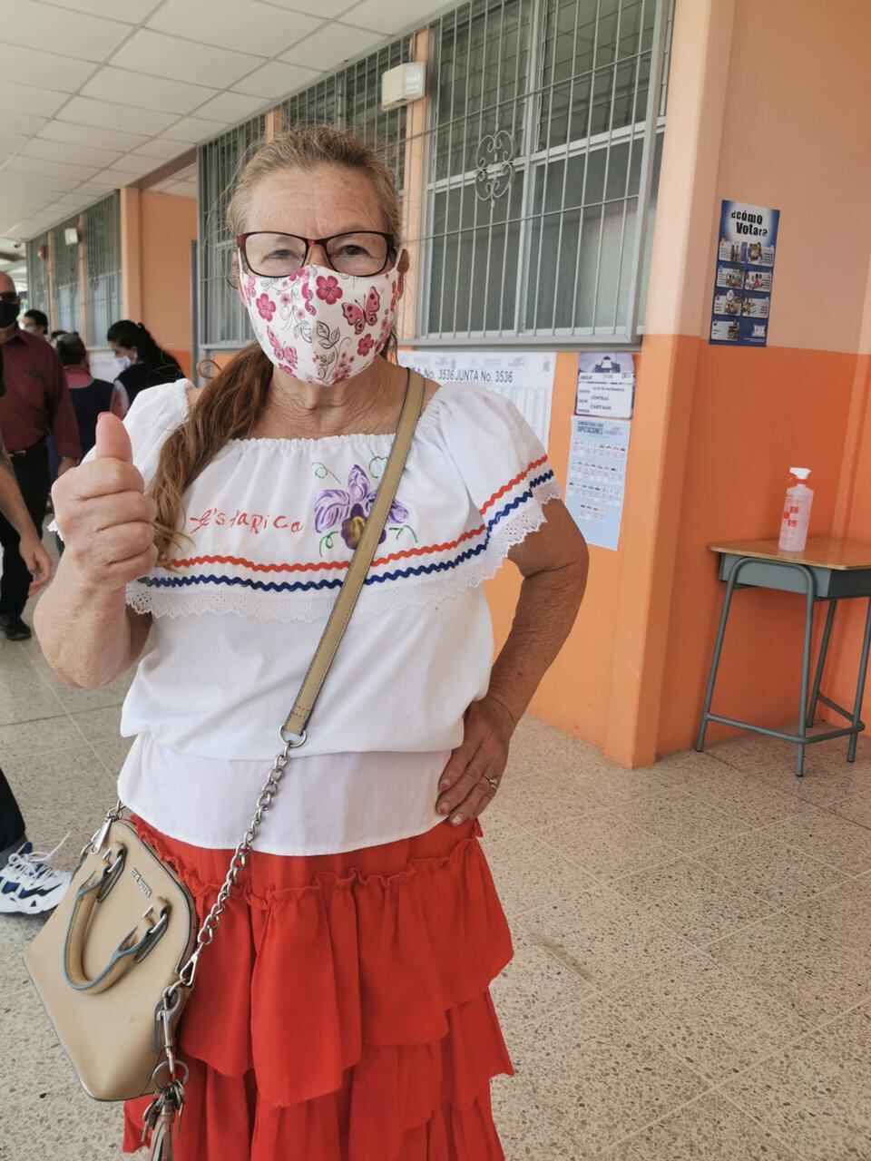 Candida Irola Zamora, quien votó en la escuela Carlos Monge Alfaro, en el Alto de Ochomogo. “Voté por Costa Rica”, dijo, para después asegurar que se levantó bien tempranito y se puso su traje típico. Tiene 70 años y siempre ha votado.