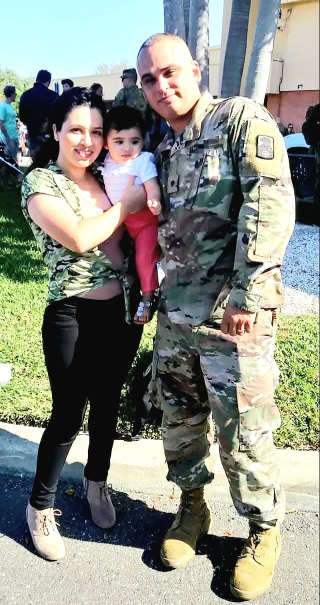 Aunque Costa Rica abolió el ejército hace más de 75 años, hay un guapileño que, por esas vueltas que da la vida, terminó poniéndose el uniforme militar… pero del ejército de Estados Unidos. Jean Paul Salazar Borbón nació y creció en el puro centro de Guápiles, en una casa donde lo más cerca que estuvo de un helicóptero fue verlos pasar sobre el aeropuerto local. En la foto con su esposa con su esposa, Laura Arce y cuando su hija, Galilea, tenía un año.