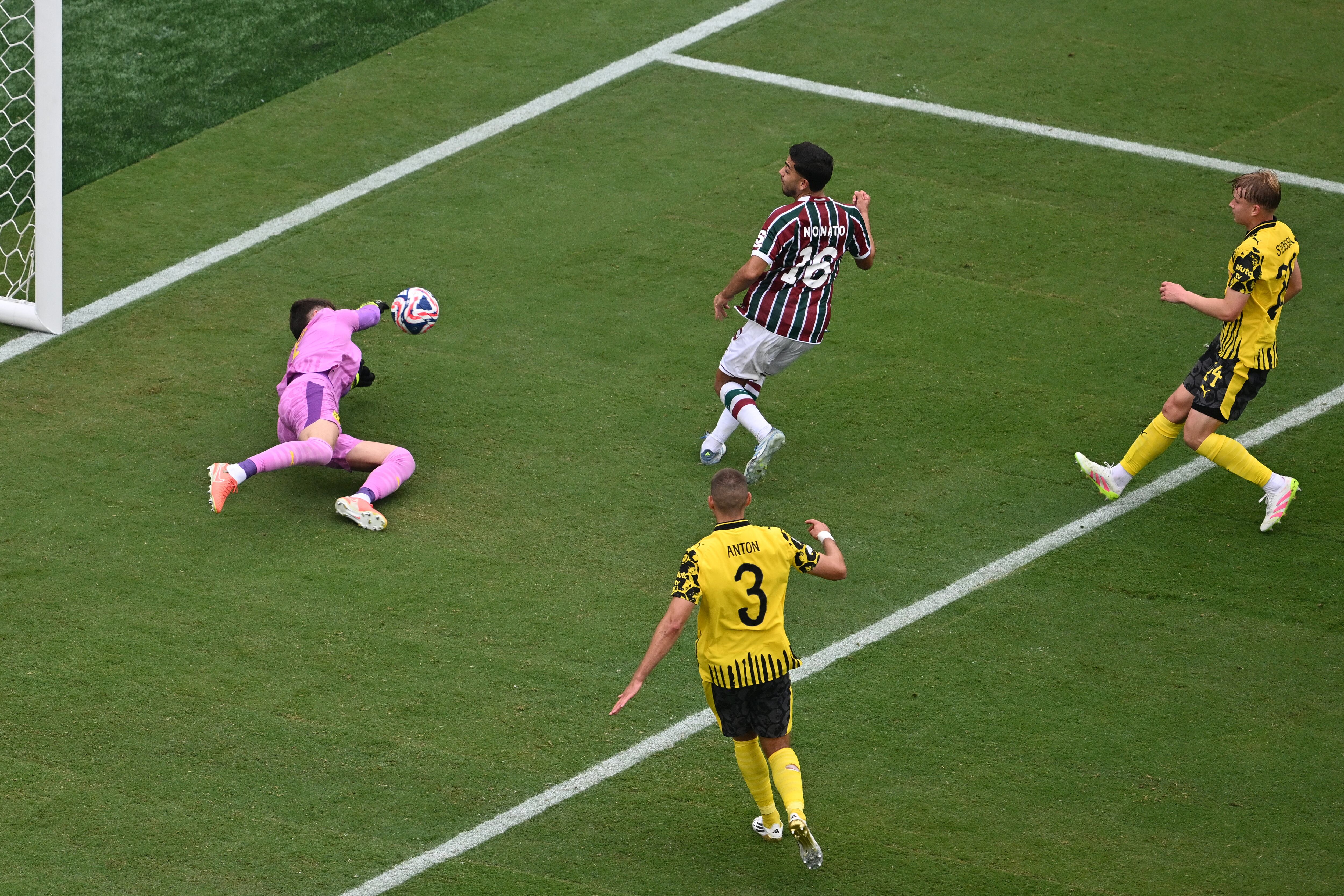 El arquero del Borussia Dortmund Gregor Kobel intercepta el disparo del mediocampista de Fluminense Nonato, durante el partido por el Mundial de Clubes.