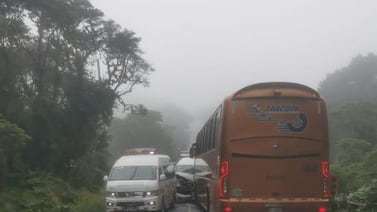 Conductor de ambulancia queda prensado tras choque contra autobús en El Guarco