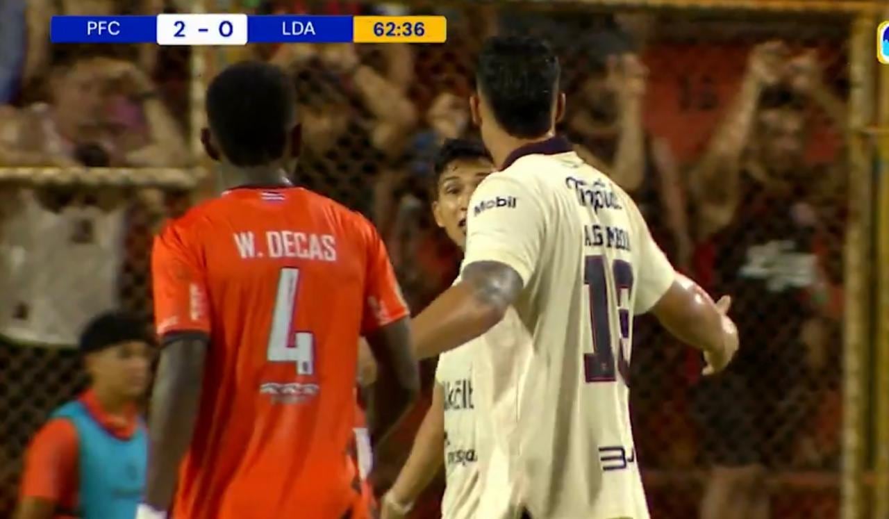 Ángel Zaldívar y Alexis Gamboa intercambian palabras y gestos luego de la expulsión de este último en el partido entre Alajuelense y Puntarenas.