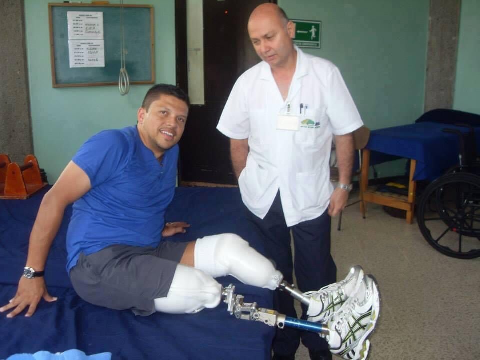 Alexander Fernández Vargas, sufrió un accidente de tránsito el 10 de diciembre del 2011 en Dominicalito por el que perdió sus dos piernas. Actualmente camina con prótesis, maneja carro y hasta es seleccionado nacional de voleibol sentado