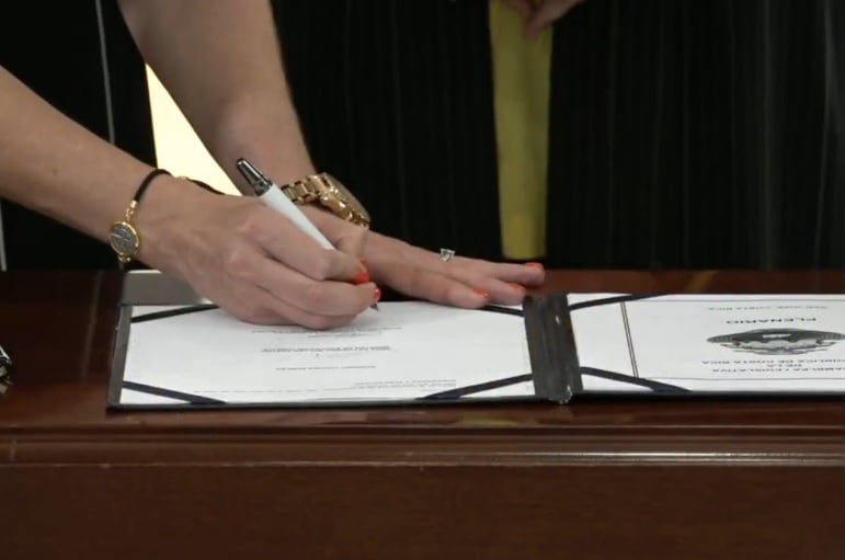 Otra firma fantasma, pero en esta ocasión no fue la de Rodrigo Chaves, sino que le pegó una tremenda embarcada a la ministra de la Presidencia, Laura Fernández, durante la conferencia de prensa acostumbrada de los miércoles. Fue el pasado miércoles 10 de julio