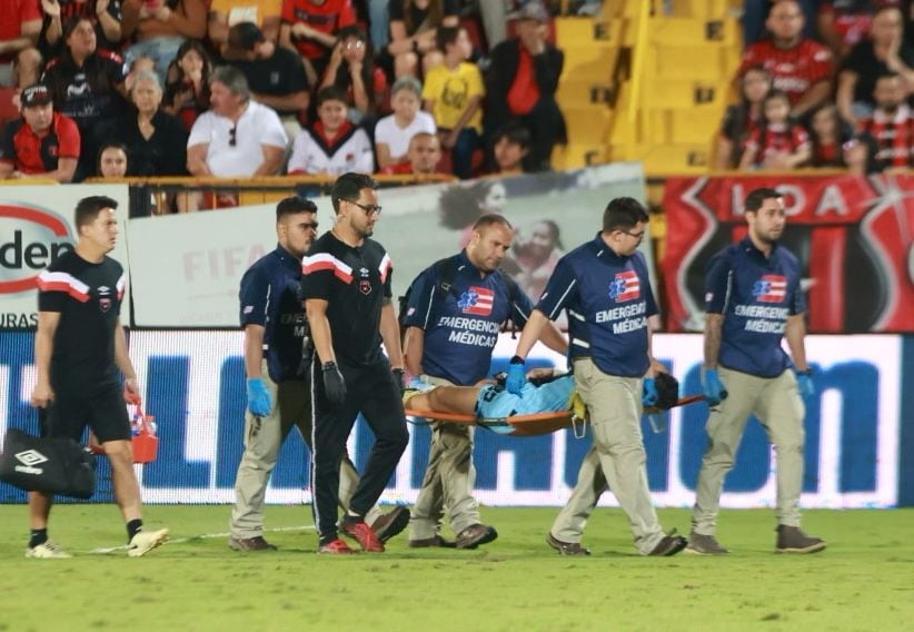 Washington Ortega tuvo que dejar el partido entre Alajuelense y Sporting, por una molestia. Rafael Pacheco.