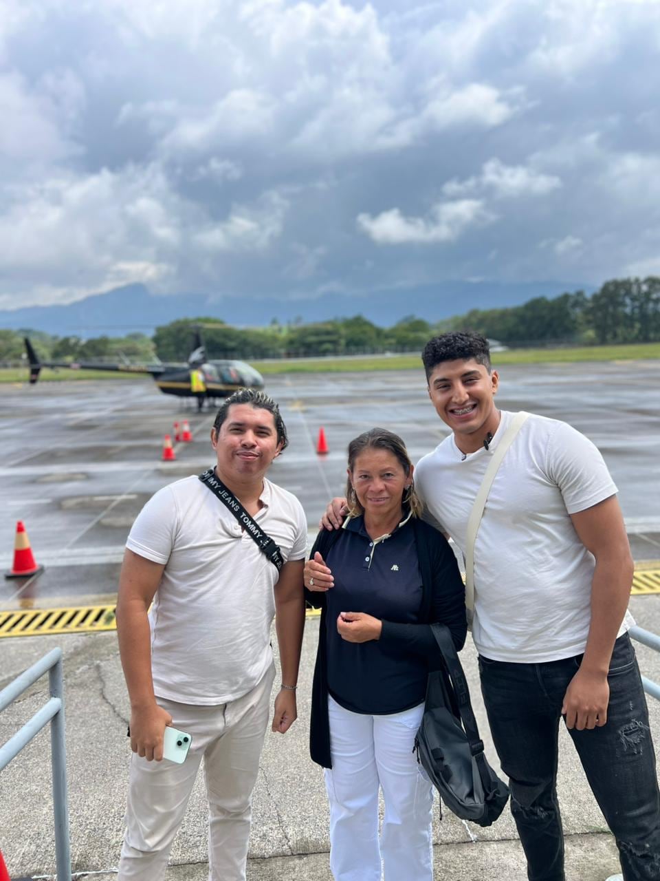 Jonathan Castro MX, es un creador de contenido mexicano que se dedica a repartir dinero a los vendedores ambulantes de Costa Rica.