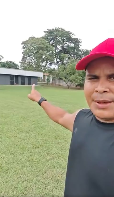 Kelvin Vásquez, uno de los organizadores, señaló el camerino que debió usar el Municipal Pérez Zeledón para el amistoso. Foto: Captura de pantalla.