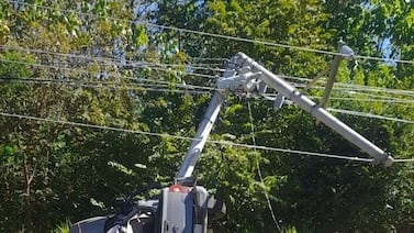 Carro choca contra poste con cables de alta tensión deja una persona fallecida en Jicaral