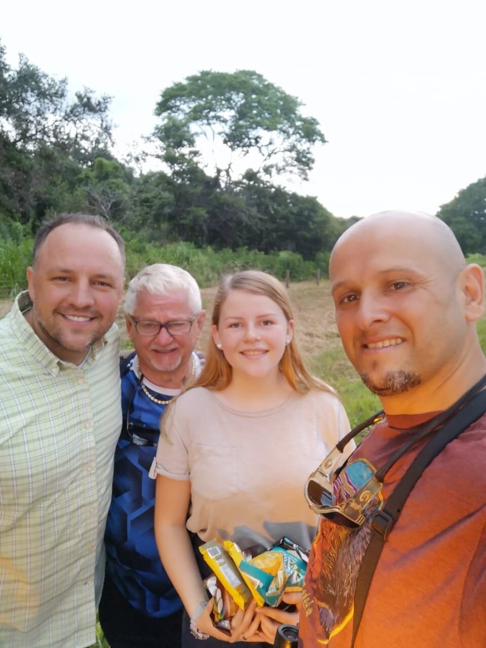 David Patey y Sofía Patey ayudan a hombre en Bagaces