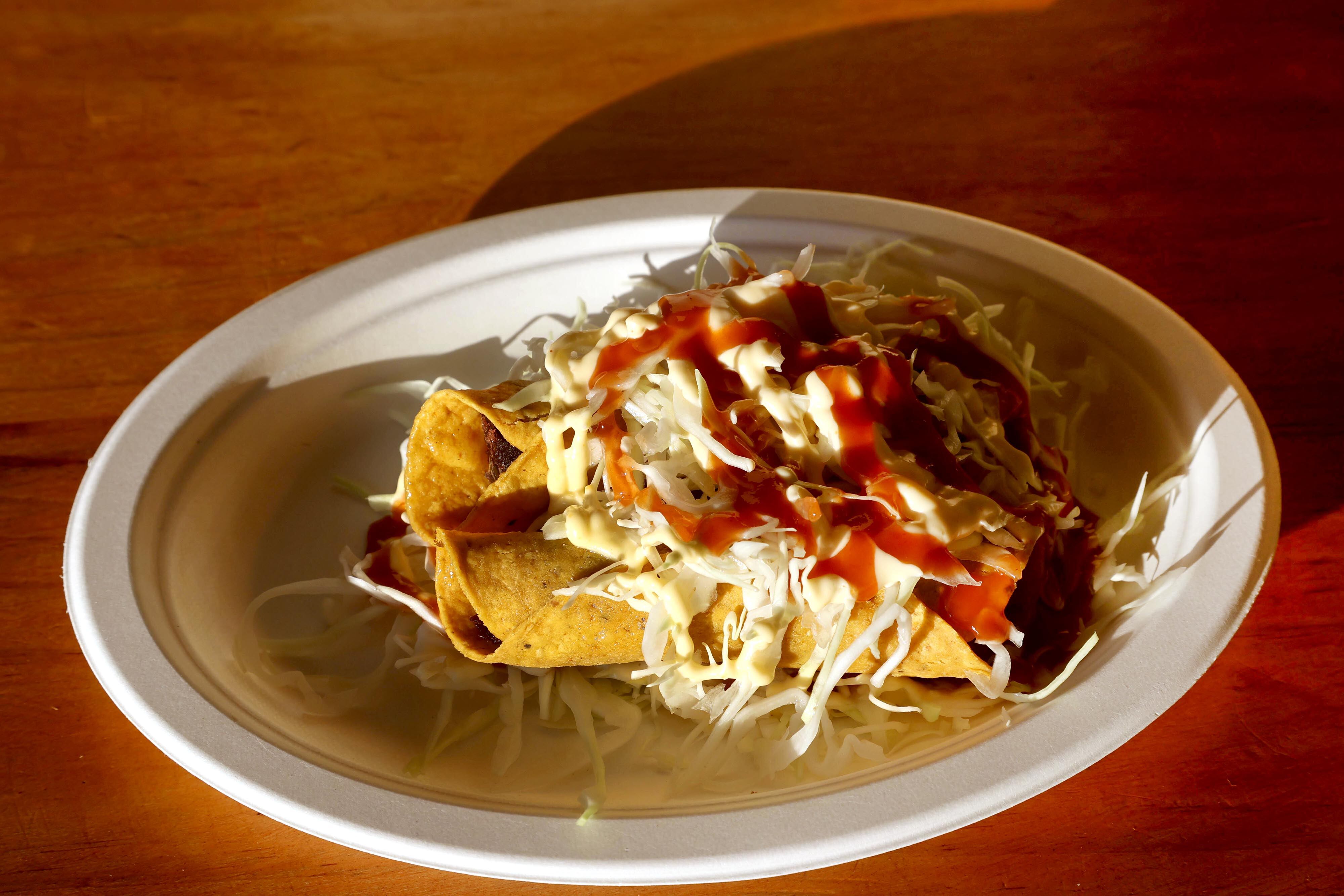 16/04/2024 Llorente de Tibás. Soda Lucy es un local de comida rápida: hamburguesas, sandwiches lápiz, tacos, doraditas, etc. Se trata de una especie de sucursal de la soda original de San Rafael de Oreamuno, en Cartago, con la misma calidad, precios muy accesibles y buena atención. Sus propietarios destacan que todos los alimentos, incluyendo las tortas y la mayonesa, son preparados por ellos mismos. Foto: Rafael Pacheco Granados