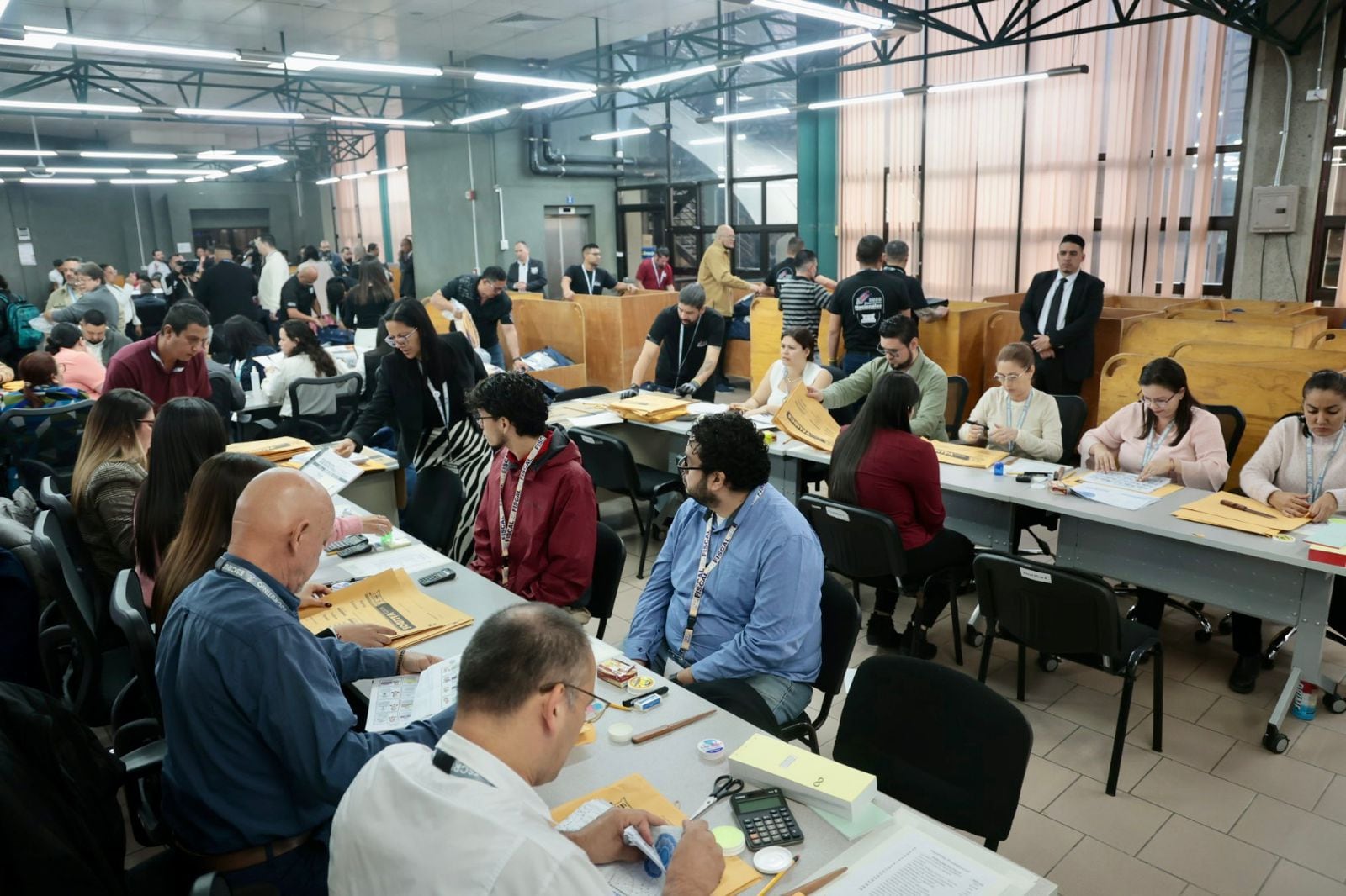 En Tribunal Supremo de Elecciones, inicia el conteo manual de votos.