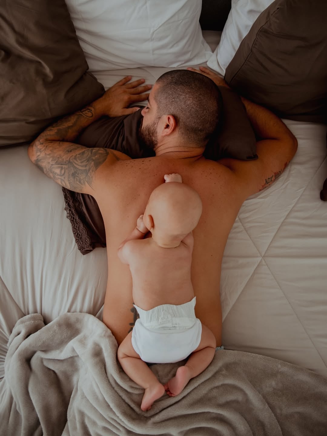 Sharon Segura y su esposo Daniel Mora, mejor conocido como Daniem, con su hijo Oliver.