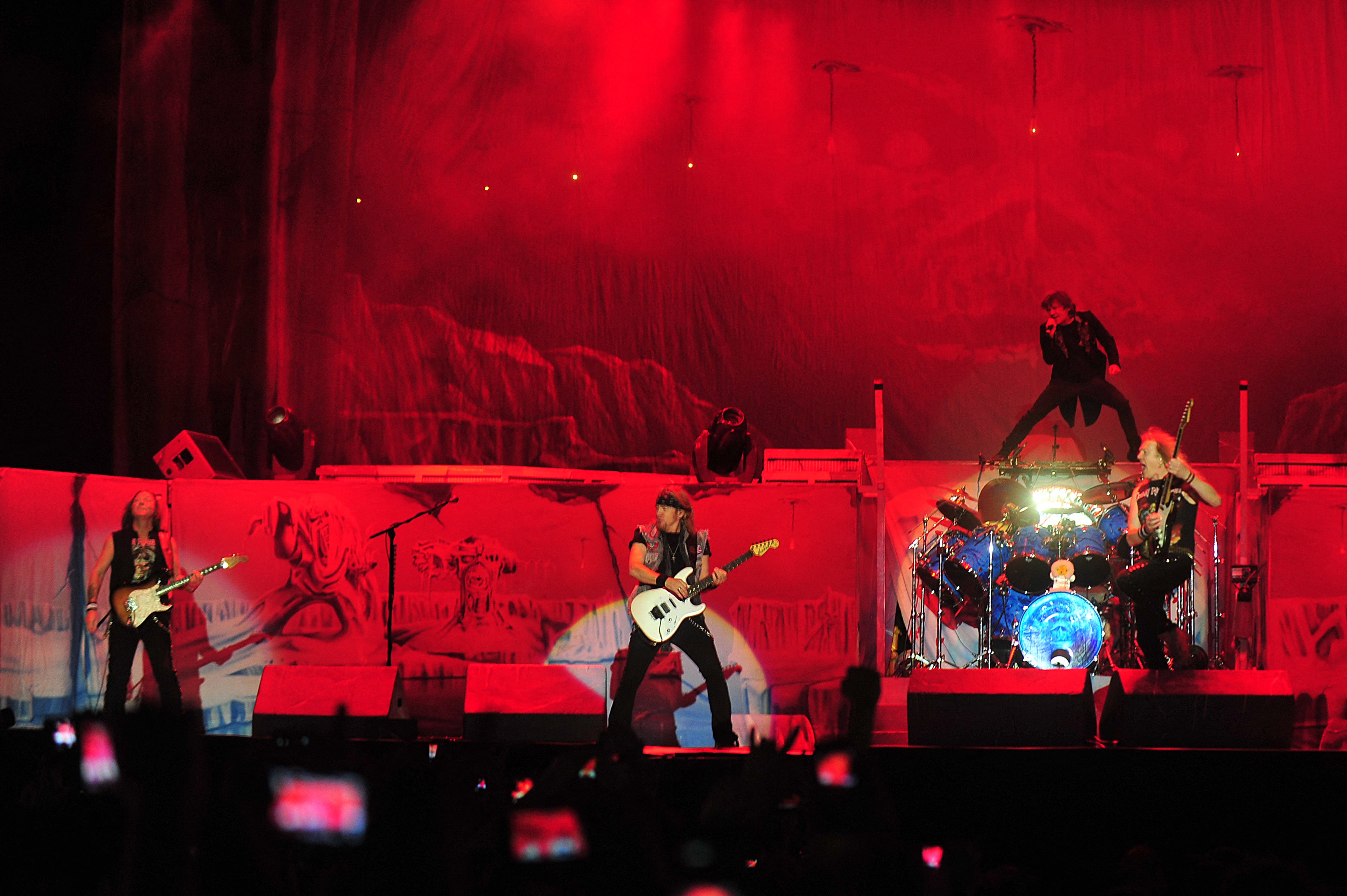El vocalista de Iron Maiden, Bruce Dickinson, durante una presentación en Chile en el 2013. Costa Rica podría tener a la banda nuevamente en el 2026.