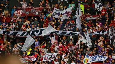 Liguistas cuelgan una manta en un puente de Tibás y calientan el clásico antes de tiempo