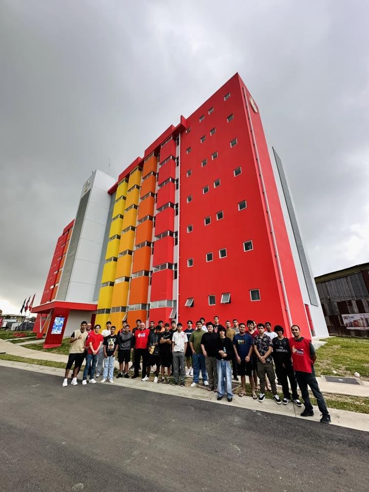 La recién inaugurada Torres Espíritu Santo I ya comenzó a cambiar vidas y uno de los más emocionados con esta nueva etapa es el padre Sergio Valverde, quien confesó que no pudo contener las lágrimas al ver llegar a los primeros jóvenes