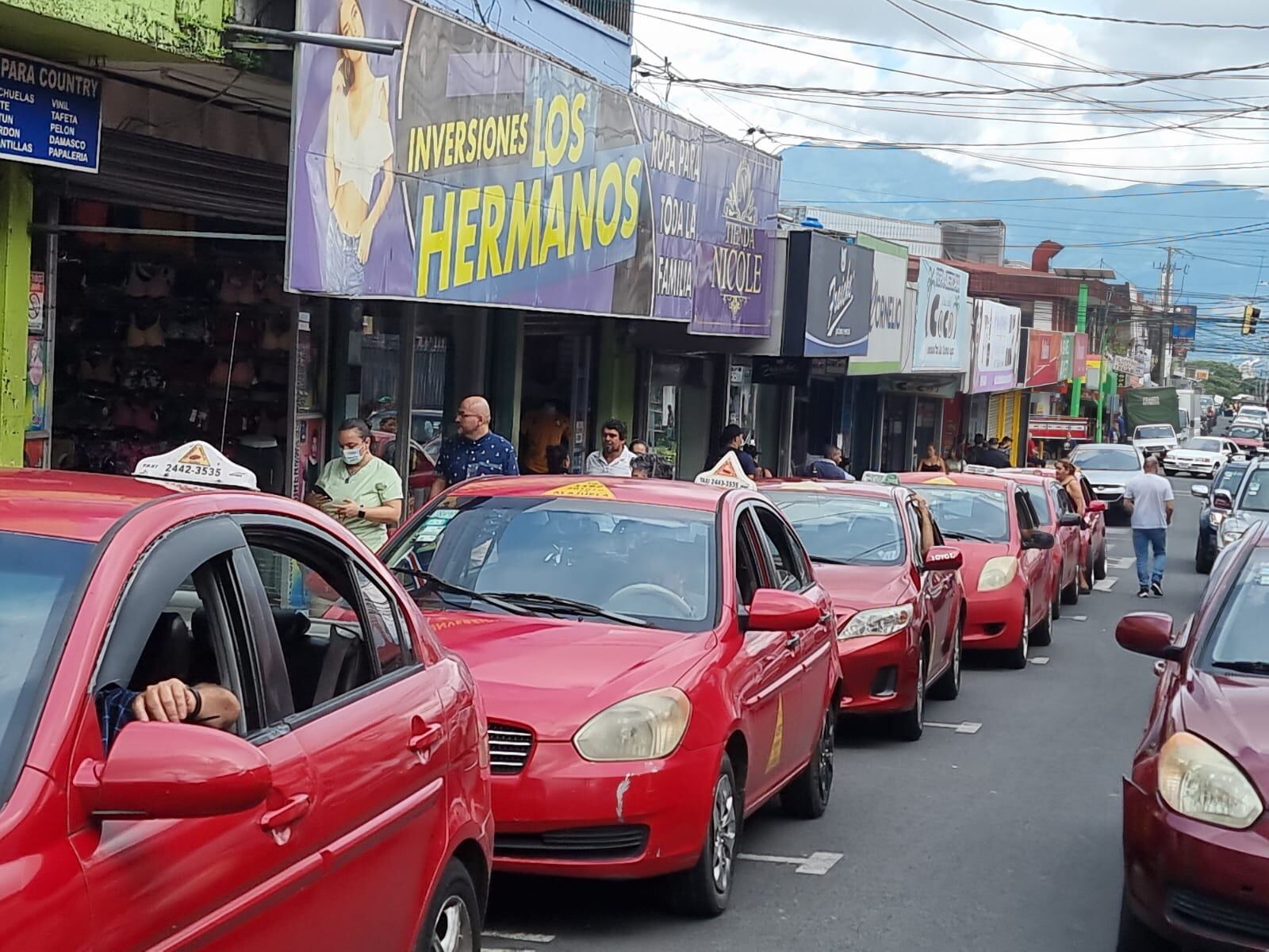 Al costado suroeste del mercado de Alajuela se ubica una de las paradas de taxis. Ahí estaba ese sábado el protagonista de esta historia de "Alajuela por la Pista", pero no lo volví a encontrar. Foto: Irene Vizcaíno