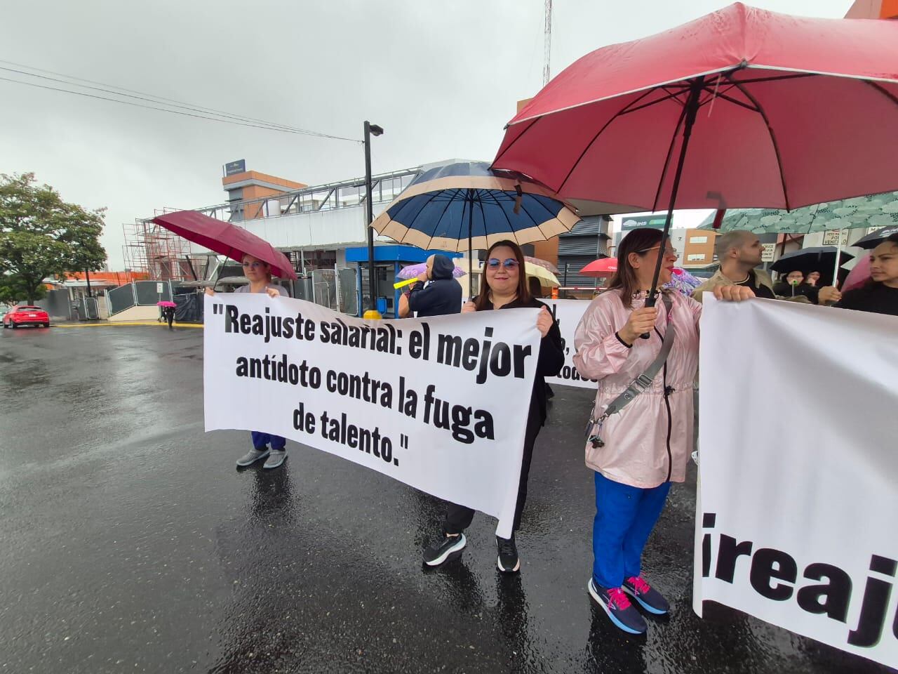 El personal de salud del Instituto Nacional de Seguros (en ese caso Grupo INS) realizó un plantón este jueves frente al Hospital del Trauma para exigir un mejor ingreso económico en sus salarios