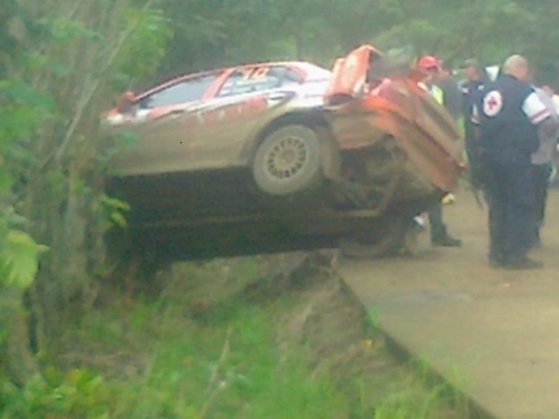 El carro número 10, que manejaba el piloto Erick Bacherer, el copiloto era Marco Carvajal, derrapó en una curva y se fue contra un zacatal, justo donde estaba Paula y una amiguita (Olga Sequeira), atropellándolas a las dos.