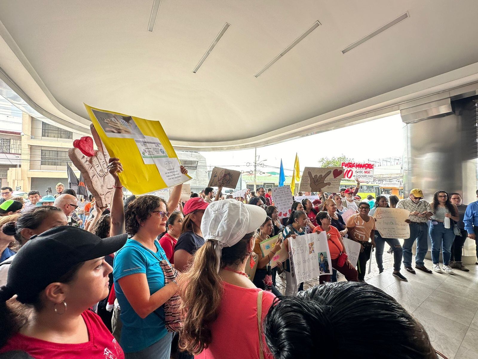 Estudiantes sordos protestaron a la ministra de Educación, Anna Katharina Müller Castro, por el anuncio del cierre del Servicio Educativo de Sordos Adultos (SESA).