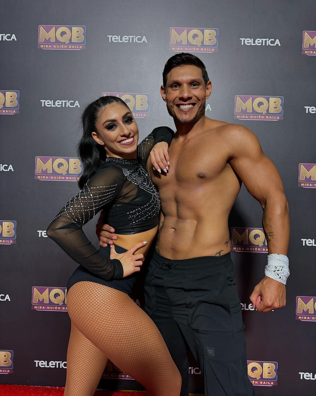 Berny Madrigal, participante de Mira quién baila, y su familia y la bailarina Alhana Morales