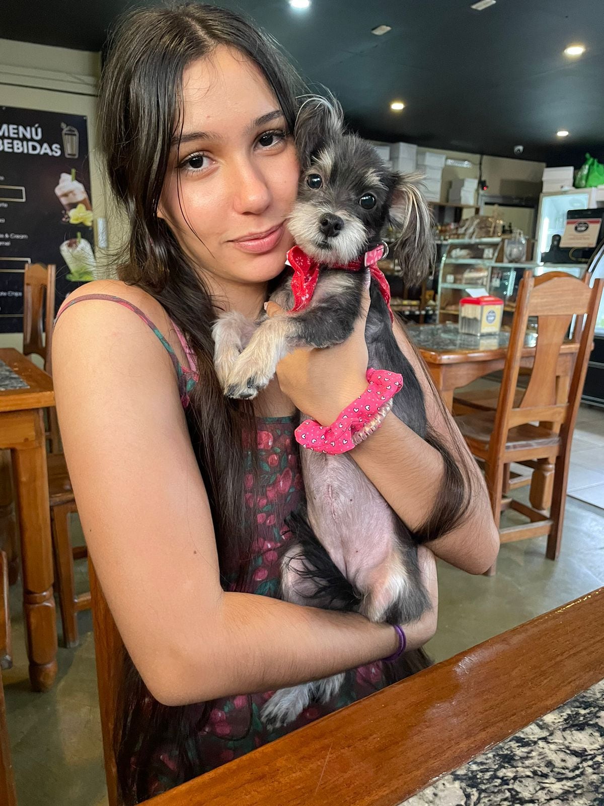 Angelina Lazzara Chaves, tiene 18 años y fue una de la estudiantes que logró 900 puntos, nota perfecta, en el examen de admisión 2025-2026 de la Universidad Nacional (UNA). En la foto con la perrita Aurora.