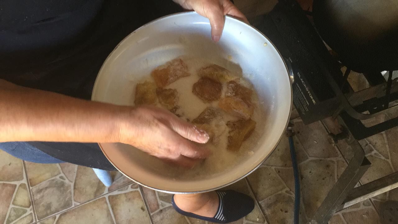 Doña Luisa Badilla Mata es una preciosa abuelita que lo espera en Santa María de Dota con una herencia familiar dulcísima y deliciosa, caramelos de chiverre