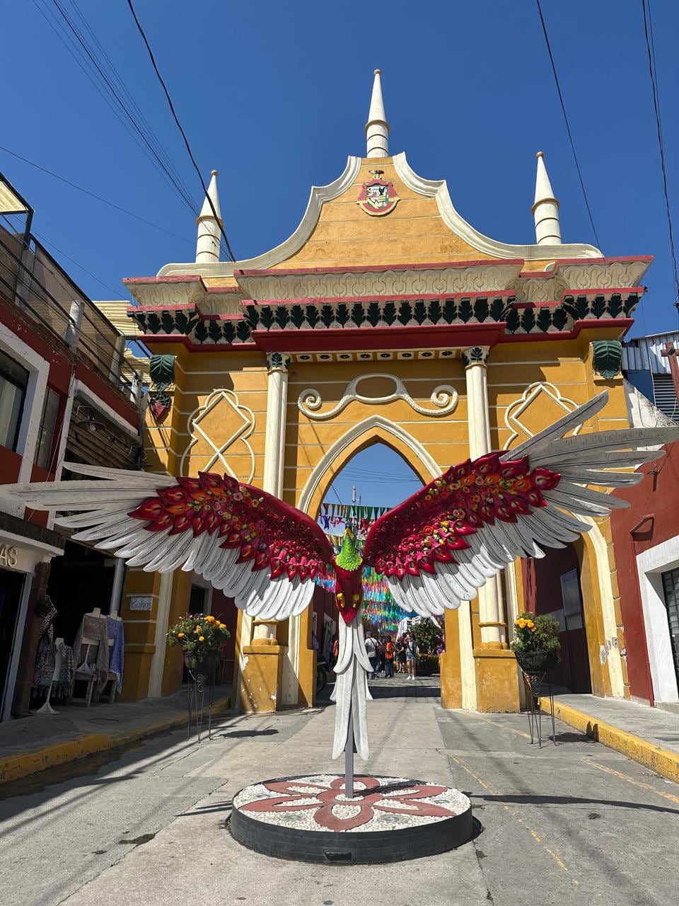 Este es el alebrije que lo recibe a uno en la puerta de Atlixco.