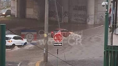 Presas: ¡cuidado, ya se inundó calle frente a la UCR!
