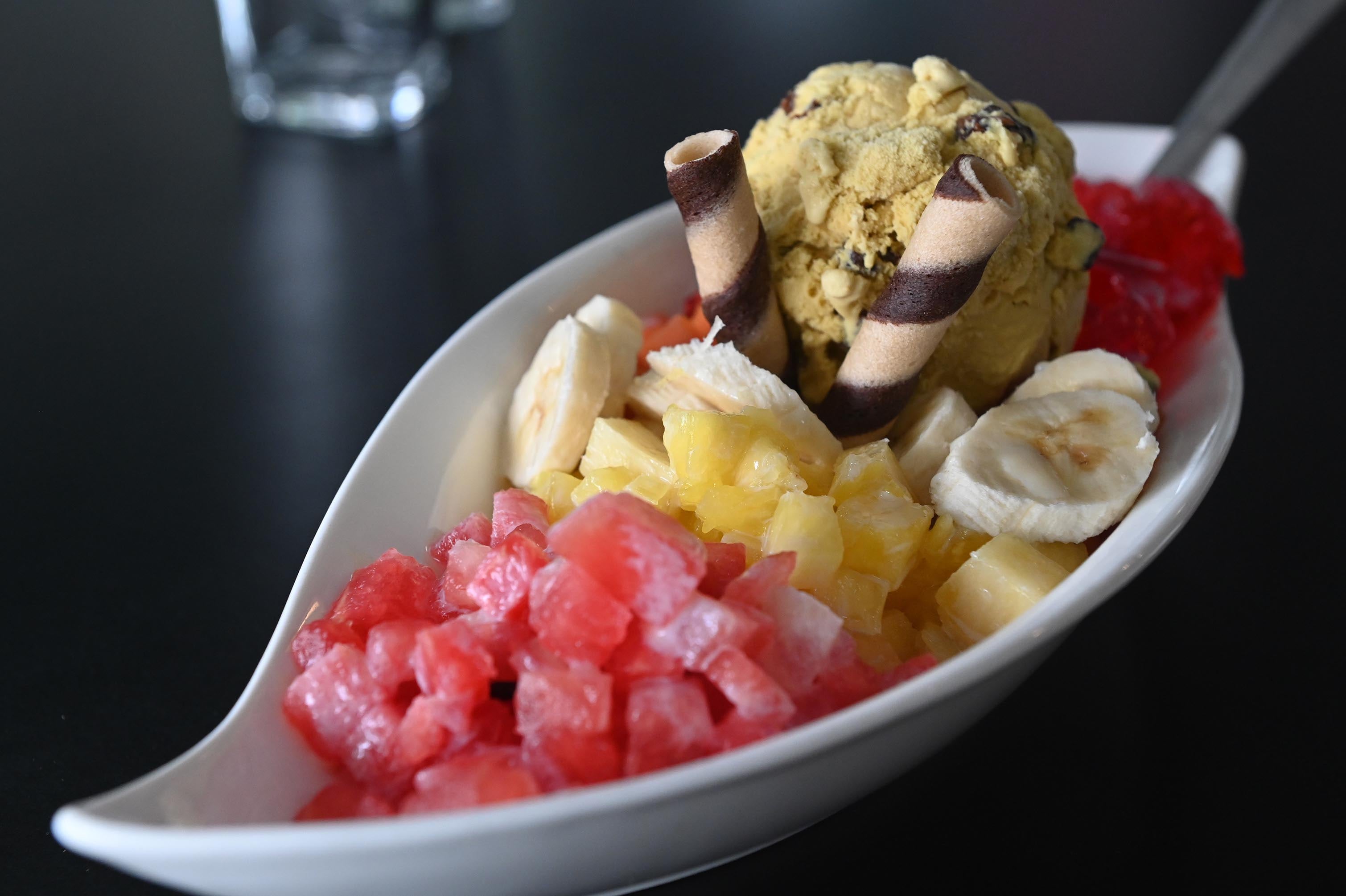 21 de julio del 2025. Visita a la Heladería Mimos ubicada en San Lorenzo de Heredia. Nota de la Teja sobre lugares para visitar.  Mimos ofrece variedad de helados, ensaladas de frutas, crepas, además de café y repostería. En la foto: Entrevista a la dueña de la heladería y fotos generales de las instalaciones y tipos de helados.