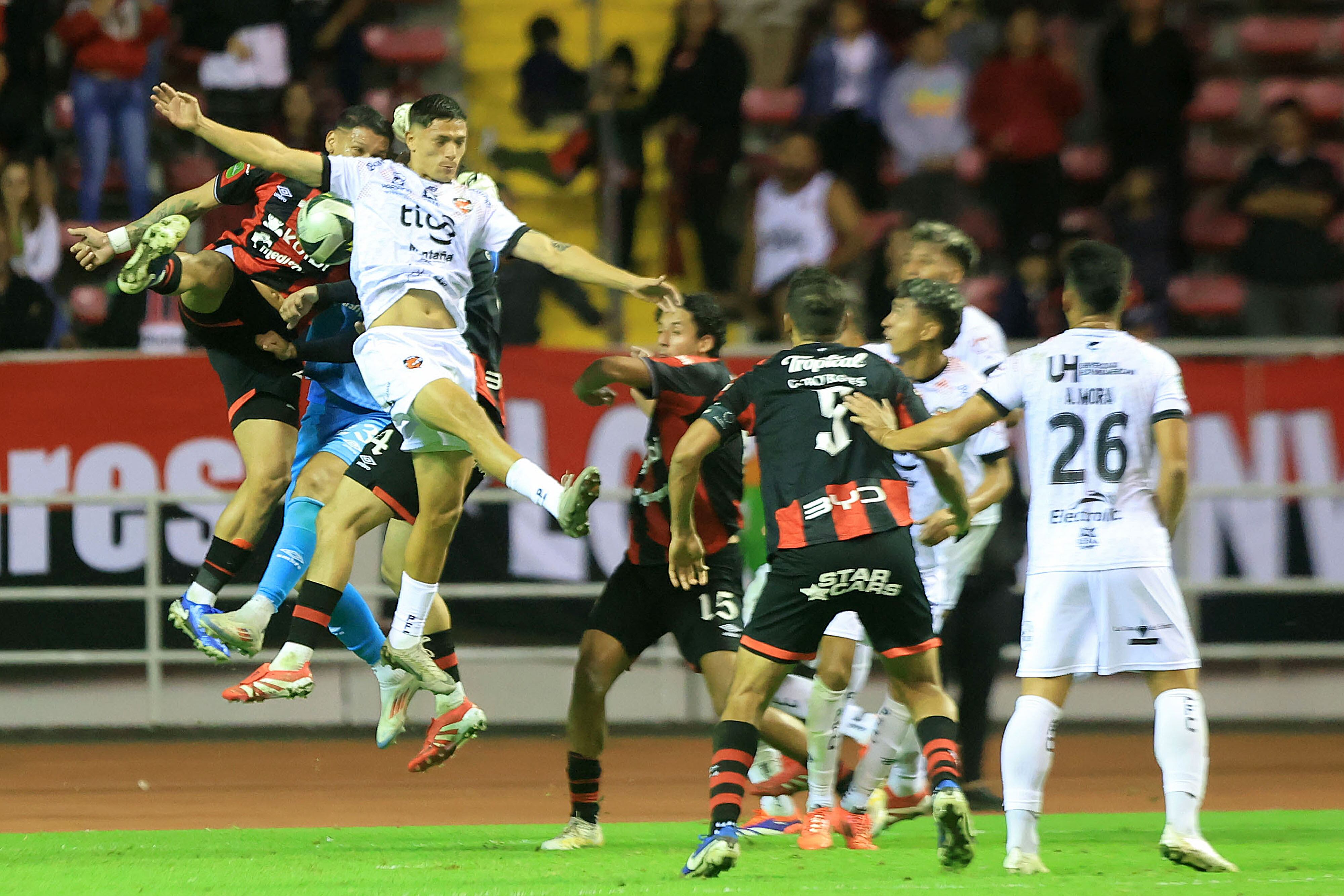 अलाजुल्स वि. पँट्रेनास एफसी, 2024-2025 स्पर्धेच्या शेवटी