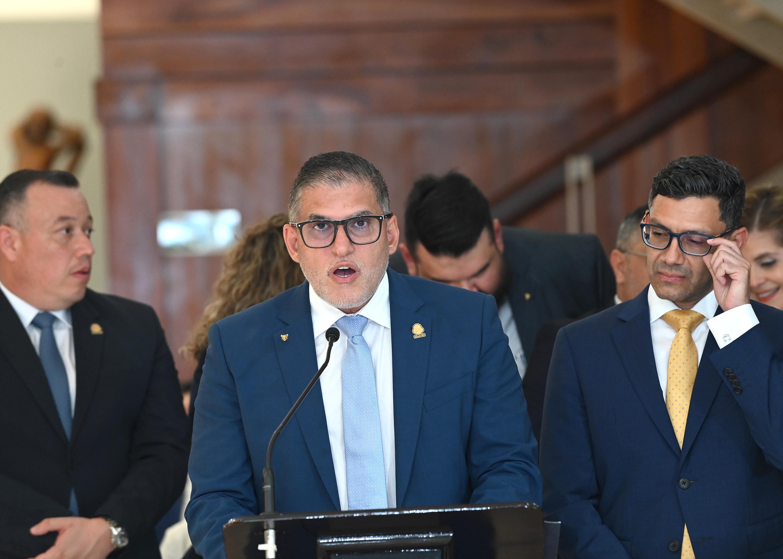 Presidente Chávez anuncia renuncia y sustitución de 5 ministros del gabinete.