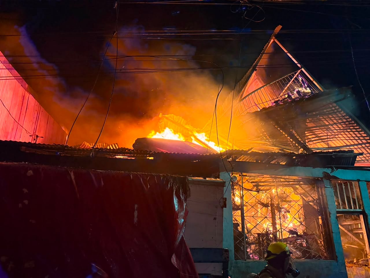 Incendio acabó con la vida de dos personas la madrugada del lunes 10 de agosto del 2026, en Villa Esperanza de Pavas. Foto: Bomberos