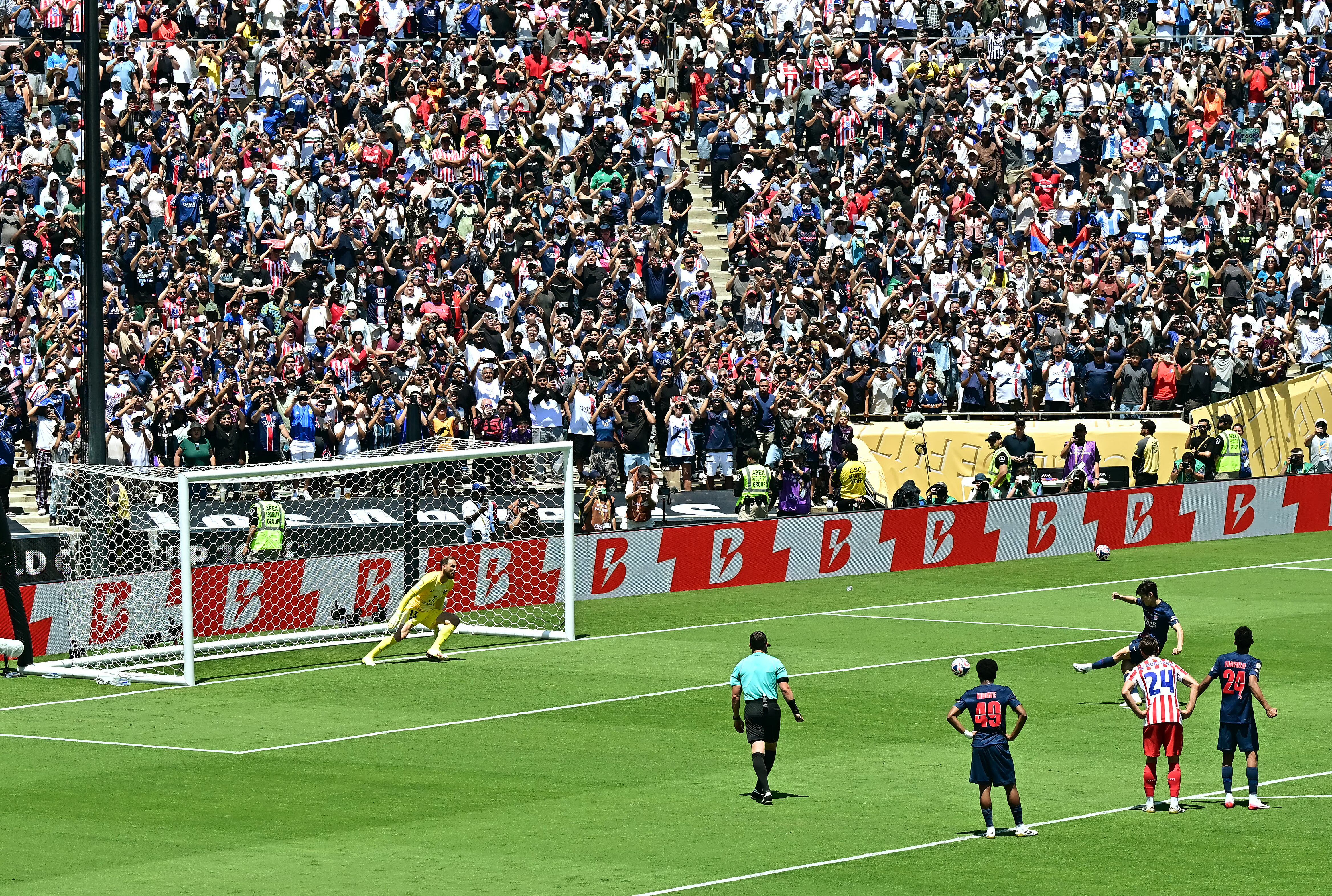 El surcoreano del PSG Kang-in Lee anota de penal el cuarto gol de su equipo ante el Atlético de Madrid, en un repleto estadio Rose Bowl, por el Mundial de Clubes.