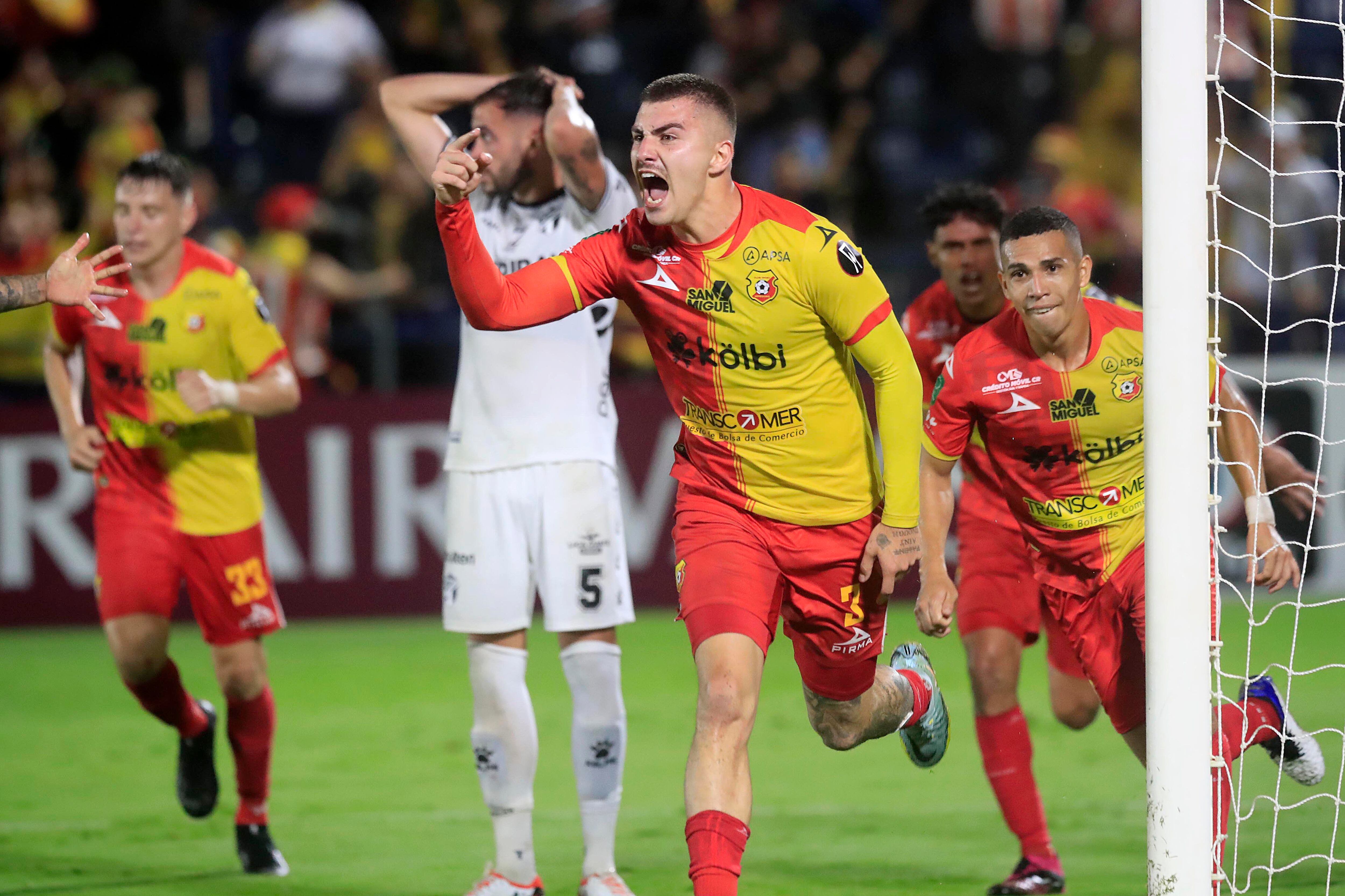 04/10/2023 Estadio Fello Meza, Cartago. El Club Sport Herediano recibió a Comunicaciones, de Guatemala, en partido de vuelta de los cuartos de final de la Copa Centroamericana de CONCACAF.