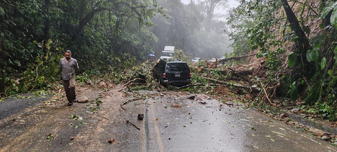 La carretera Braulio Carrillo que comunica con el caribe de Costa Rica y también con la carretera Vuelta Kooper que va hacia la zona norte está cerrada. Foto: Cortesía