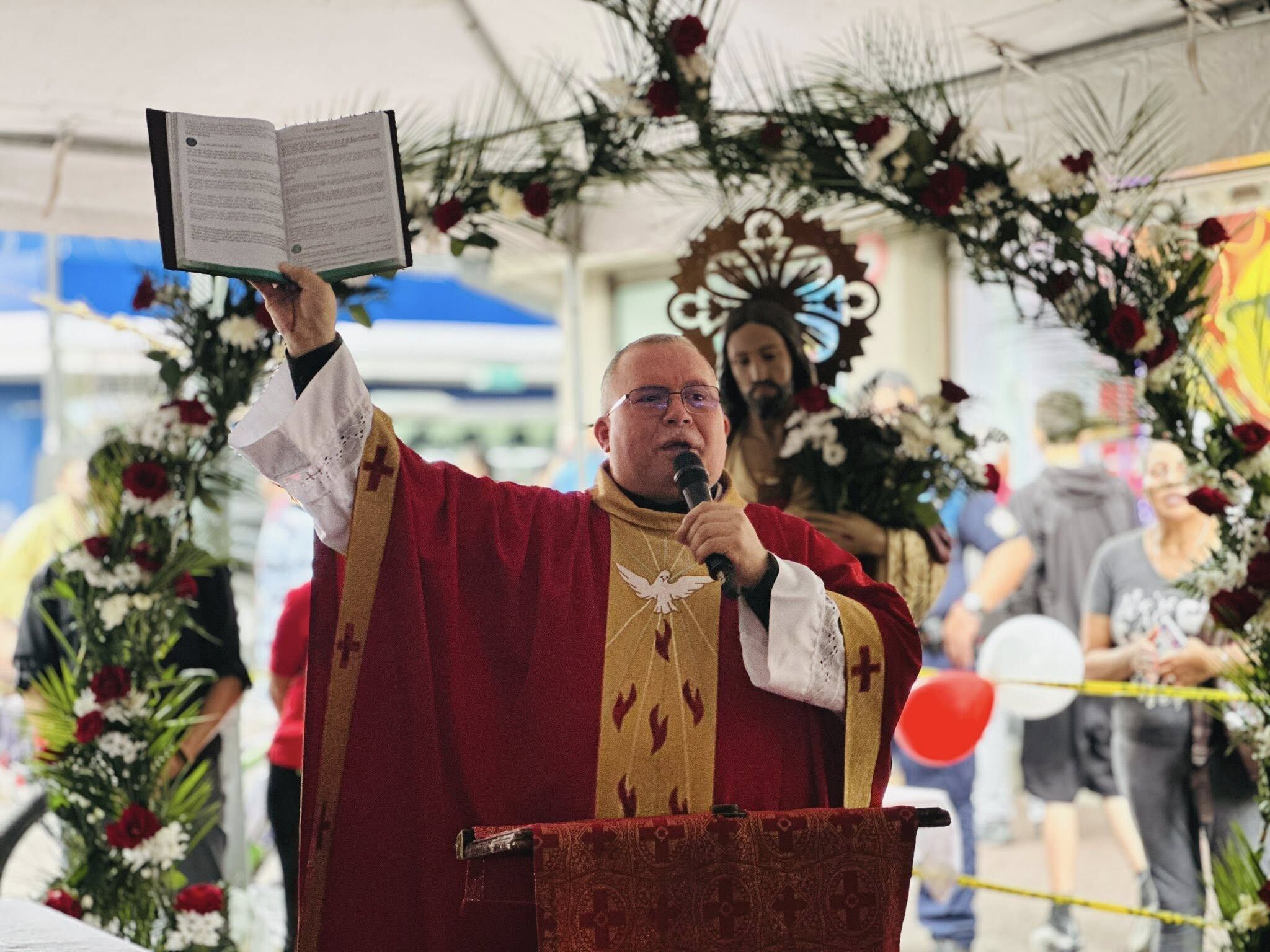 Don José Antonio Gutiérrez Leiva es un tramero de cuarta generación del Mercado Central de San José y fue él quien nos dijo: “Venga, acérquese, quédesele viendo a la imagen del Sagrado Corazón de Jesús, no deje de verla porque ahorita ella lo vuelve a ver a usted”.