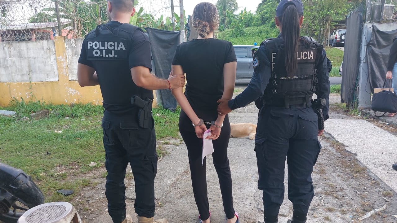 Una mujer de apellido Bejarano Fallas cayó junto a otra de apellido Bell Jiménez, hija del empresario pesquero Gilbert Bell Fernández, alias Macho Coca, fue detenida por las autoridades judiciales por ser sospechosa de seguir los pasos de los que vinculan a su papá. Foto: Recope