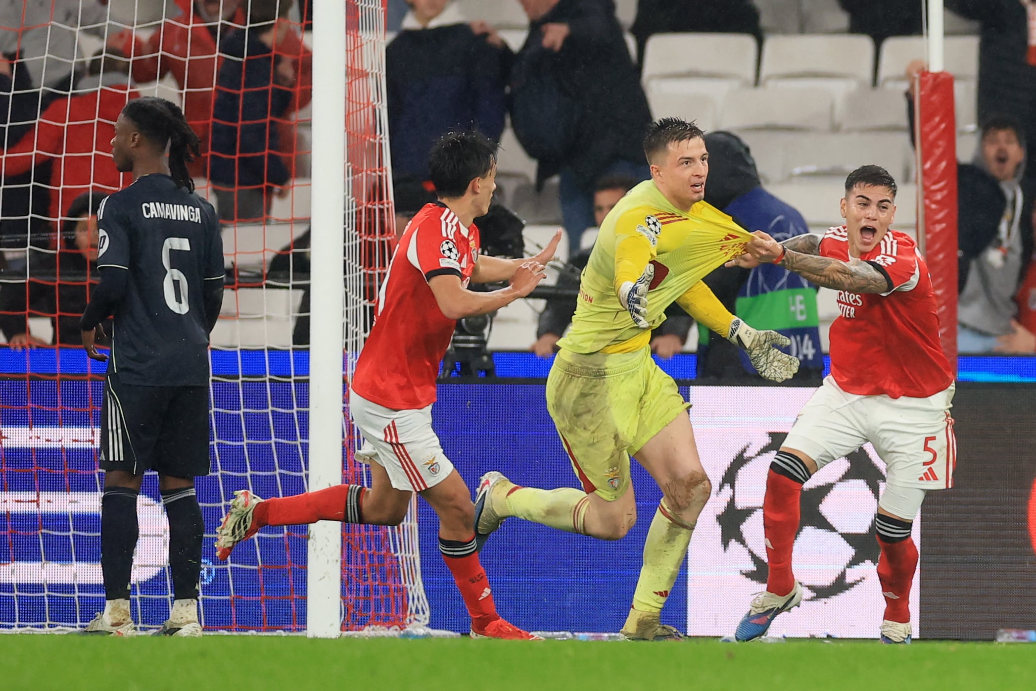 El portero del Benfica, Anatoliy Trubin, inicia el camino del festejo luego de anotarle al Real Madrid por la jornada final de la fase de grupos de la Champions League.