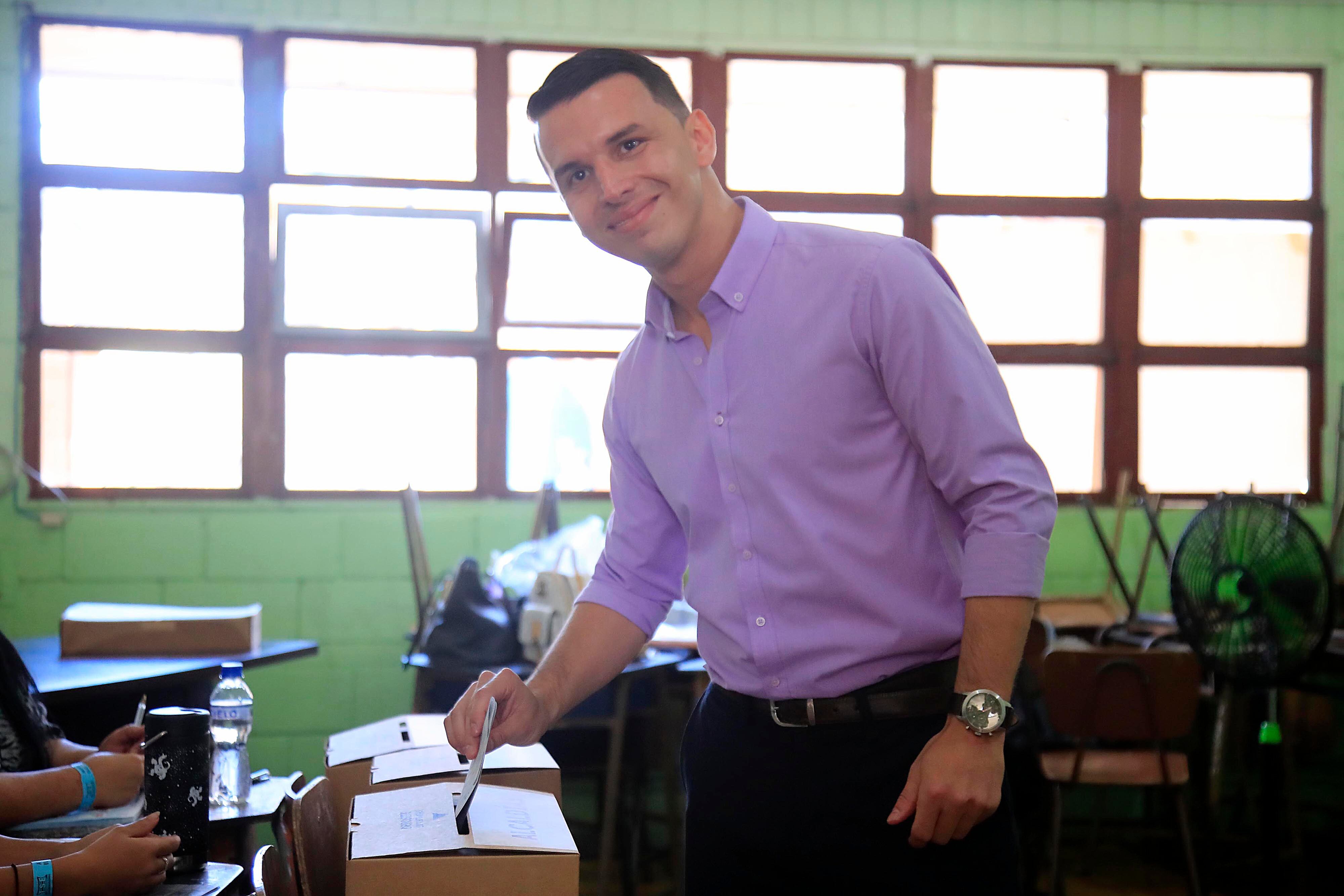 04/02/2024 Liceo Rodrigo Facio , Zapote Este domingo, se celebran las elecciones municipales para elegir 6.212 puestos en 84 cantones. Alcaldes, vicealcaldes, regidores y síndicos, entre otros, llegarán al poder en los comicios municipales. A las 10:30 a.m. ejerció su derecho al voto el candidato del partido Unidos por San José, Diego Miranda.