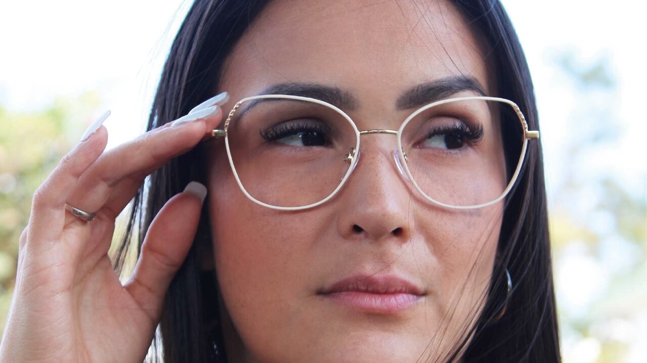 Los rayos del sol son potencialmente dañinos para los ojos es por eso que debemos protegernos en todo momento durante el día.