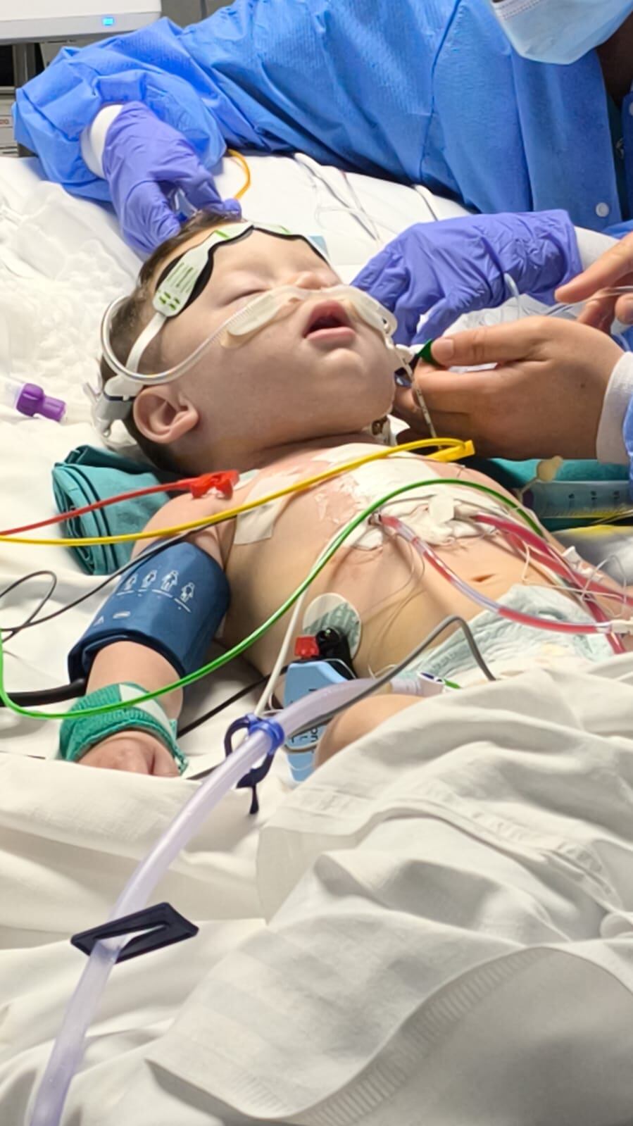 La historia de Antonio Navarro Madrigal no comienza en un hospital de España, sino a los pies de la virgencita de los Ángeles, donde su mamá, Fanny Madrigal, aprendió a convertir el dolor en esperanza.