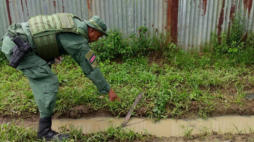 Una mujer amenazó y cortó con un machete a un Policía de Fronteras al parecer para evitar que le detuvieran a su esposo en Los Chiles, Alajuela. Foto: MSP