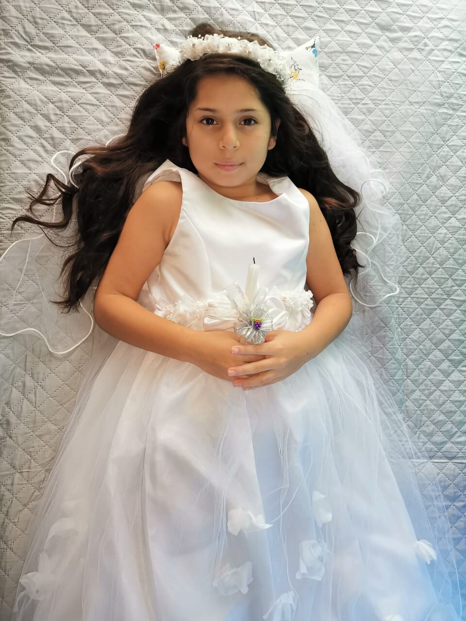 Una de las chiquitas más chirotas de Río Grande de Cristo Rey de Platanares de Pérez Zeledón, se llama Kristel Hidalgo Mora, una estudiante ejemplar que disfruta la naturaleza al máximo, pero el pasado 12 de abril, mientras la pasaba puras tejas subida en un palo de guaba, la rama en la que estaba se le rompió y al caerse se quebró la cadera y el fémur derecho