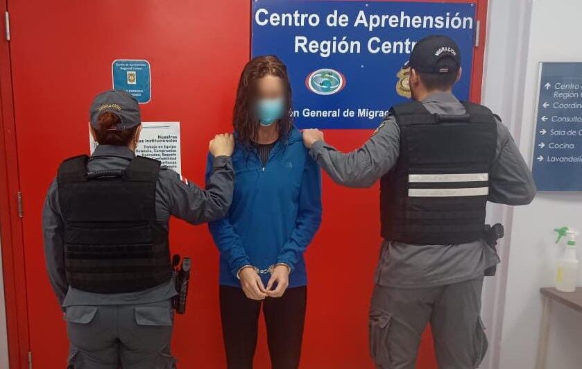 Estadounidense detenida en Puntarenas sospechosa homicidio. Foto Migración.