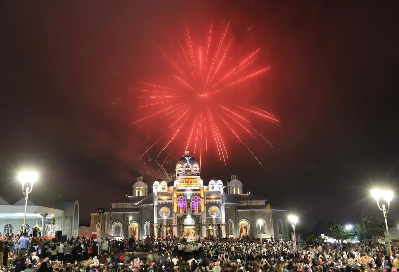 Cientos de fieles se reunieron alrededor de la basílica de los Ángeles, en Cartago, la tarde de este sábado