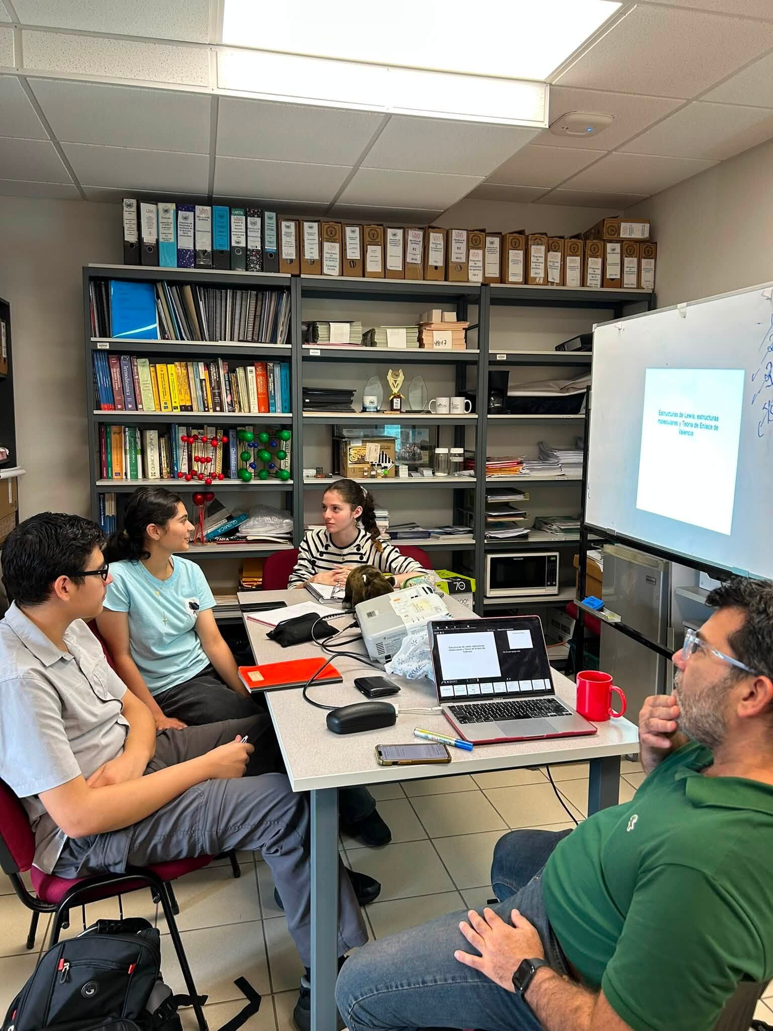 Cuatro estudiantes representan a Costa Rica en la 58 Olimpiada Internacional de Química (IChO), que se realiza en Uzbekistán del 10 al 19 de julio y reúne a los mejores estudiantes de secundaria en química del mundo. Ellos son: Tamara Garrote Villalobos, del colegio San Francis; Leonor Isaura Obando Umaña, colegio Científico de Alajuela; Juan Pablo Valverde Cordero del Científico de Pérez Zeledón y José Edwin Chávez Rodríguez del Centro Integral de Educación Privada (CIDEP).