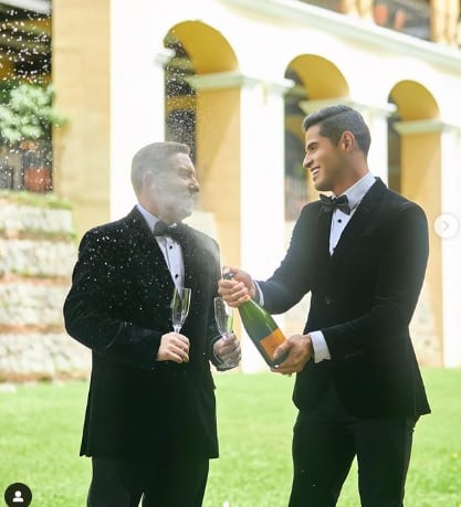 El hombre más guapo de Costa Rica, Roberto Mena, quien tiene 26 años, se nos casó el pasado sábado 30 de diciembre con el abogado estadounidense Scott Knapp.