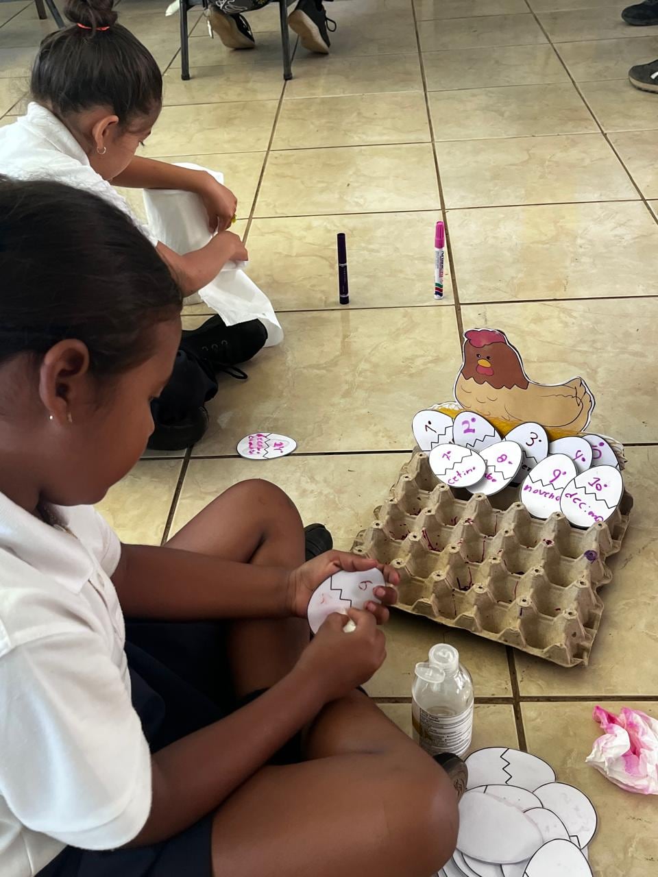 Clara Idalia García camina, cruza el río en panga y sigue en moto para llegar a la escuela de Copalchí, en Sarapiquí, donde enseña a 11 niños de primero a sexto grado