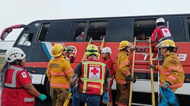 Rescatan a pasajeros atrapados en bus de Tuasa que chocó contra malla del aeropuerto